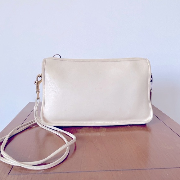 Coach Handbags - Vintage 1980’s Coach shoulder bag